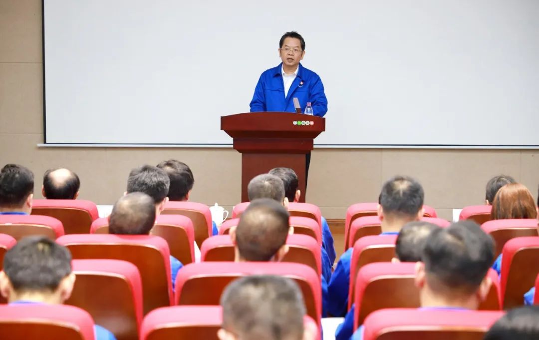 集团党委书记、董事长韦宏文作清廉整体谈话.jpg